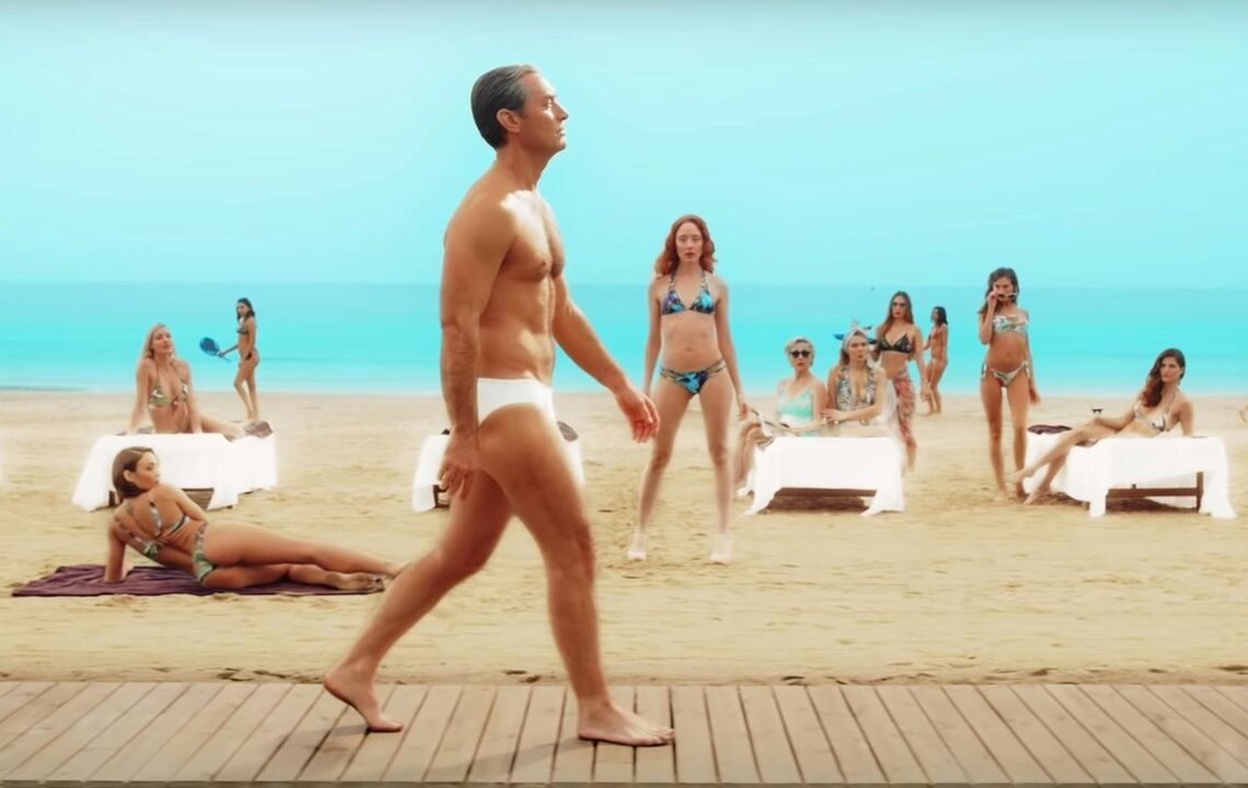 海滩上的女孩们盯着一个增大阴茎的男人